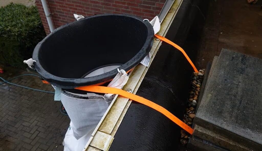 Rubbisch chute attaching